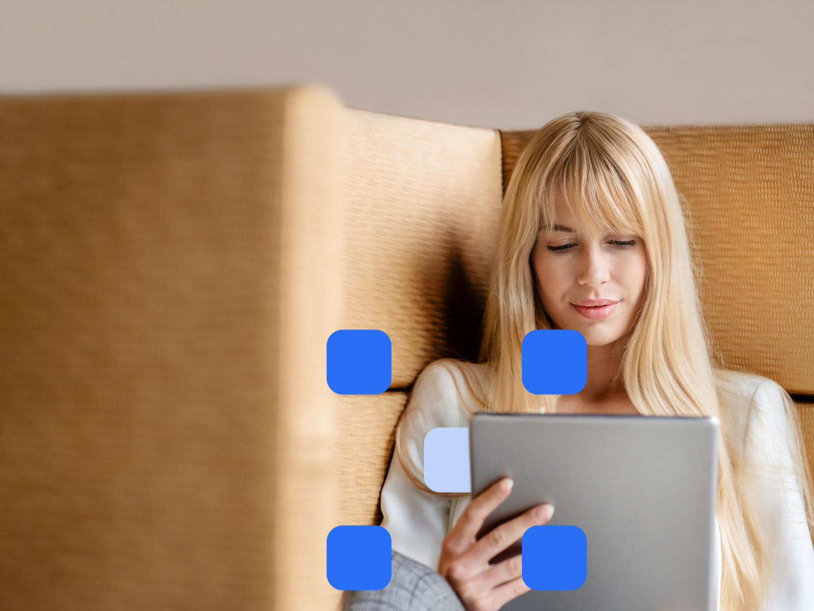 Frau sitzend auf Couch am Tablet