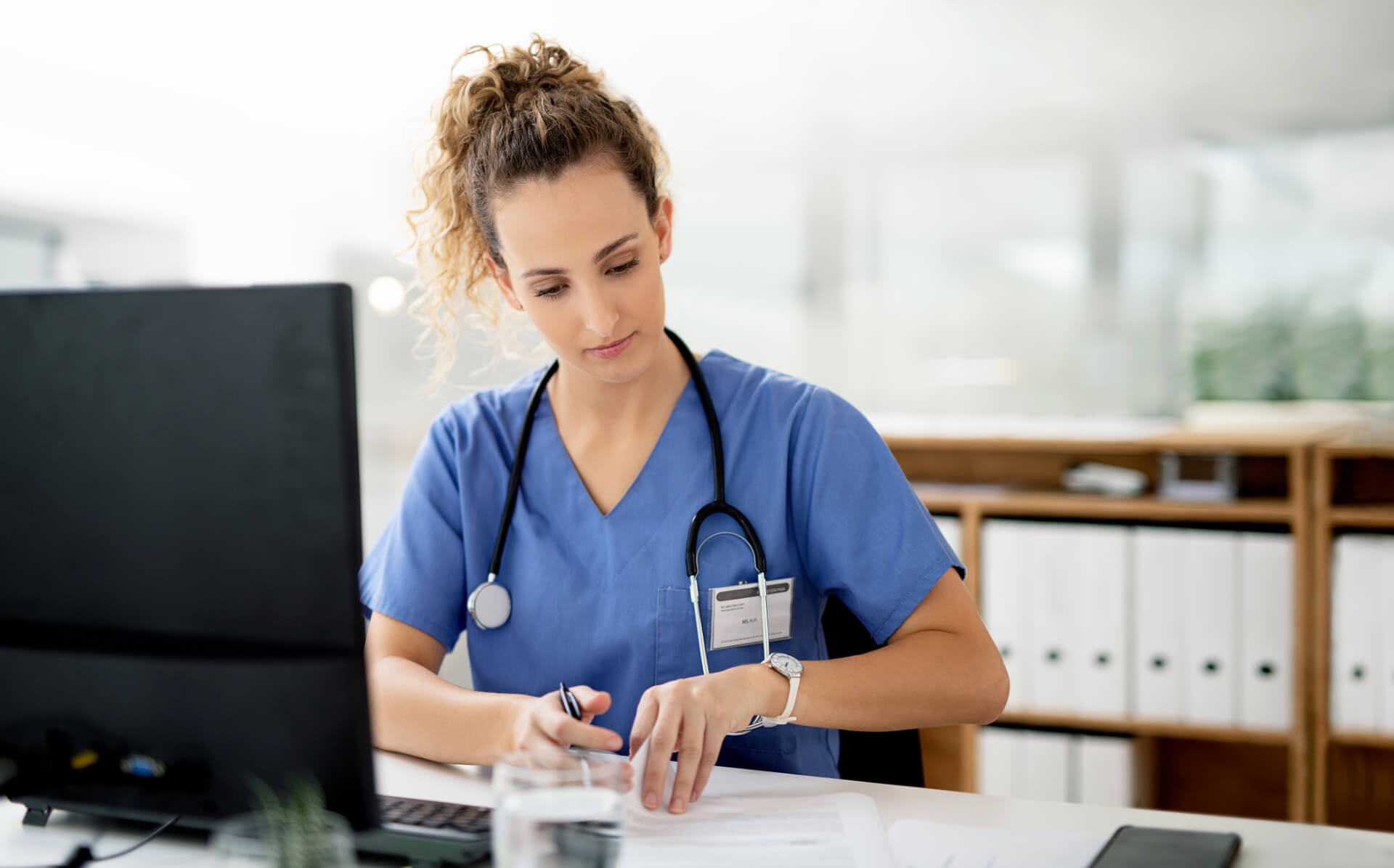 Ärztin am Schreibtisch