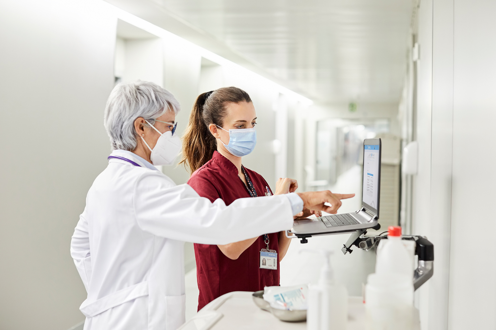 Arzt und Schwester besprechen am Notebook die Planung im Krankenhaus