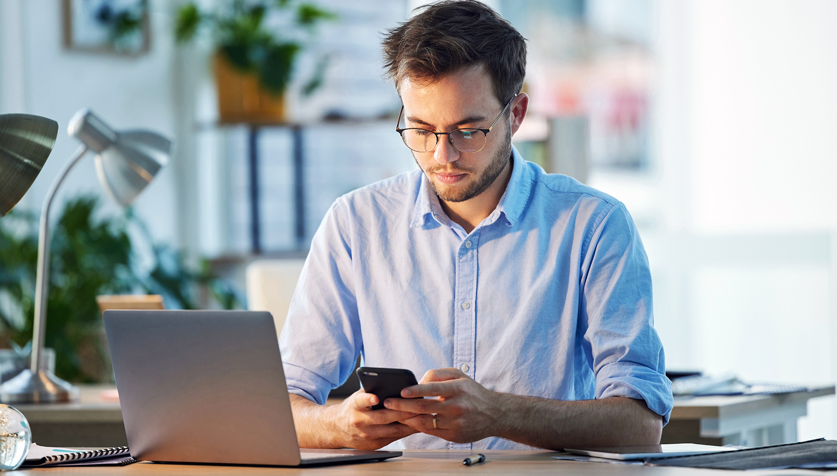 Mann sitzt am Arbeitsplatz. Mann sitzt am Arbeitsplatz.
