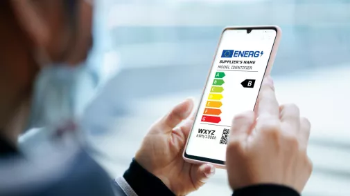 Person schaut sich ein Energielabel auf dem Handy an