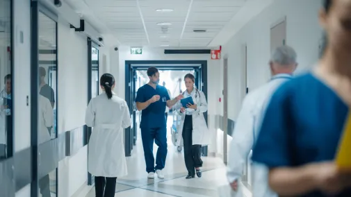 Bild von Ärzten in Krankenhausflur