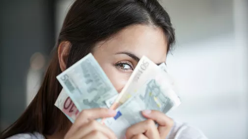 Frau hält Euronoten in der Hand