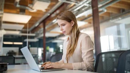 Eine Frau arbeitet im Büro am Computer