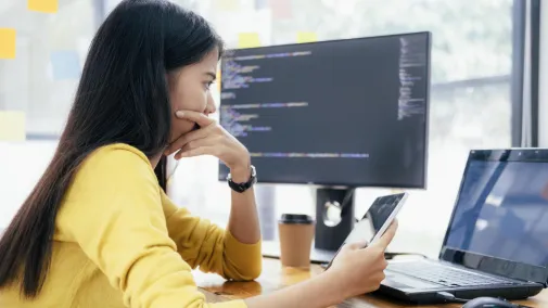 Eine Frau sitzt am Computer im Büro.