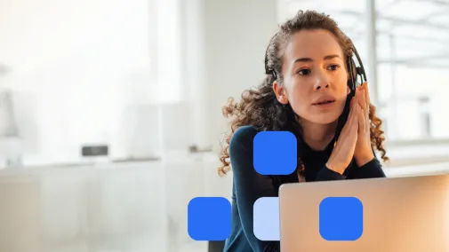 Frau mit Kopfhörern schaut konzertiert auf ihren Laptop.