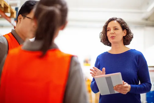Frau in der Produktion Arbeitssicherheit