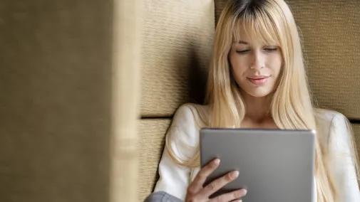 Frau schaut auf Tablet