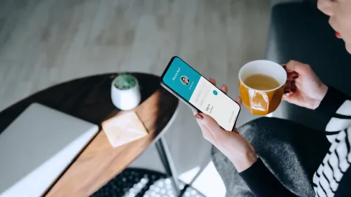Frau sitzt mit Smartphone und Tasse am Tisch Hier geht es zum Projekt Self-Sovereign Identity.