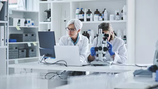 Eine Abbildung von zwei Labormitarbeiterinnen Eine Abbildung von zwei Labormitarbeiterinnen