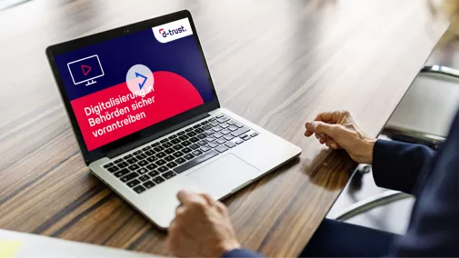 Online-Seminar für Behörden in Länder und Kommunen Foto eines Laptops, der auf einem Tisch steht. Auf dem Monitor sieht man ein Online-Seminar für Behörden in Länder und Kommunen
