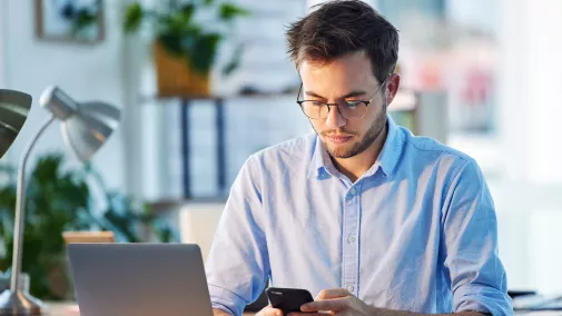 Mann sitzt am Arbeitsplatz. Mann sitzt am Arbeitsplatz.