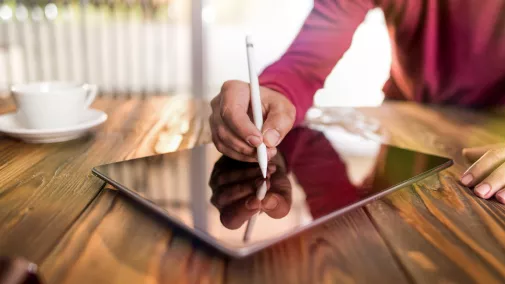 Mann Hand mit Tablet am Tisch zu Hause