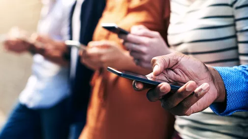 Personen nutzen Smartphones Detailfoto von Händen von Personen, die Smartphones nutzen