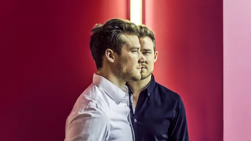Digitaler Zwilling Zwei Männer die wie Zwillinge aussehen