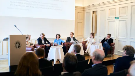 Diskussionsrunde im Kaisersaal der Parlamentarischen Gesellschaft im Mai 2025 zum Thema Cybersicherheit