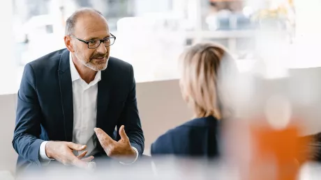 Businessmann und Businessfrau im Gespräch