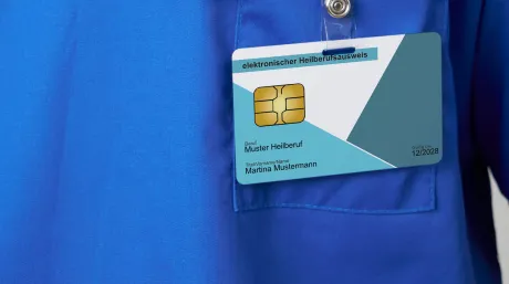 eHBA (Elektronischer Heilberufsausweis) am Revers Bild des eHBA (Elektronischer Heilberufsausweis) am Revers