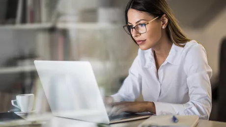 Frau Computer Arbeit Schreibtisch