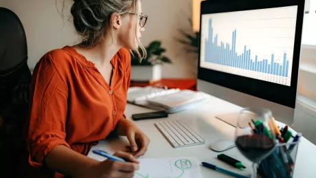 Arbeit Frau am Schreibtisch mit Computer 