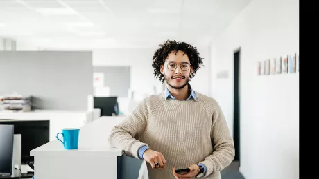 Mann Büro Smartphone Arbeitsplatz