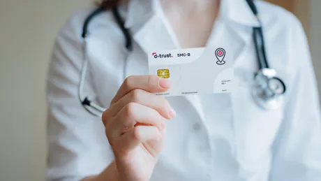 Ärztin hält smc-b Karte 