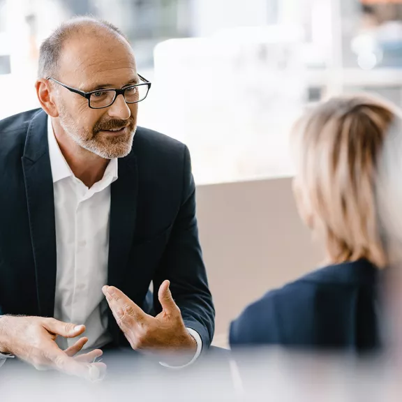 Businessmann und Businessfrau im Gespräch