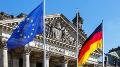 Die Ansicht vom Reichstag in Berlin mit Fahnen.
