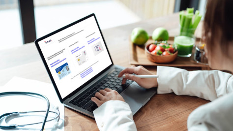 Laptop mit geöffnetem E-Health Antragsportal