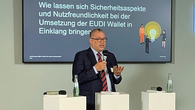 Ansicht von Dr. Kim Nguyen bei einem Vortrag beim eIDAS Summit.
